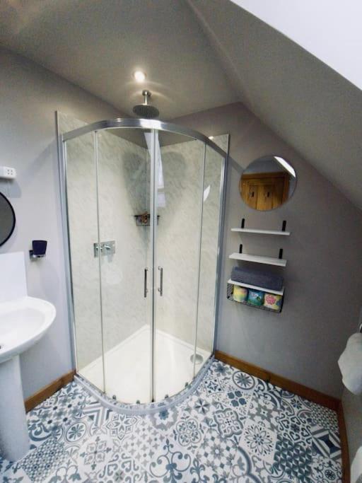 Artro Lodge Luxury 3 Bedroom, 3 Bathroom & Hot Tub Лланбедр Екстер'єр фото