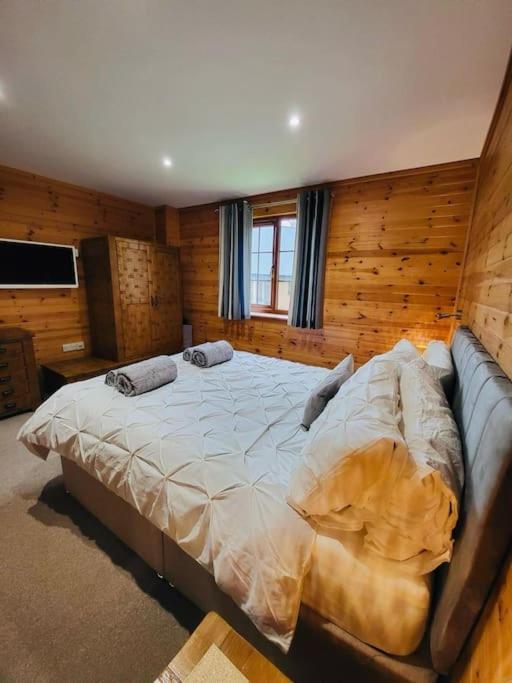 Artro Lodge Luxury 3 Bedroom, 3 Bathroom & Hot Tub Лланбедр Екстер'єр фото